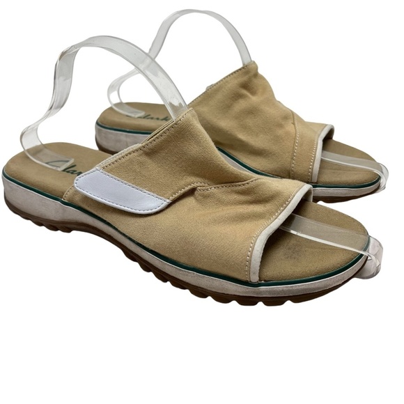 CLARKS Beige Tan White Canvas Slides Flip Flops Neutral Shoes Flats Casual sz 9 - Picture 1 of 16